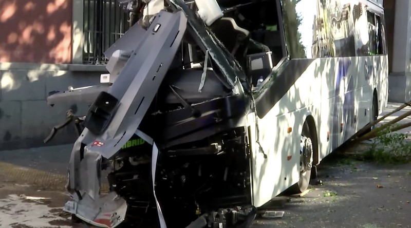 Sedikitnya 44 orang terluka setelah sebuah bus umum menabrak gedung dewan provinsi di Kota Lleida, wilayah timur laut Spanyol, pada Rabu (1/7/2026). (Tangkapan Layar Video Reuters/FORTA)