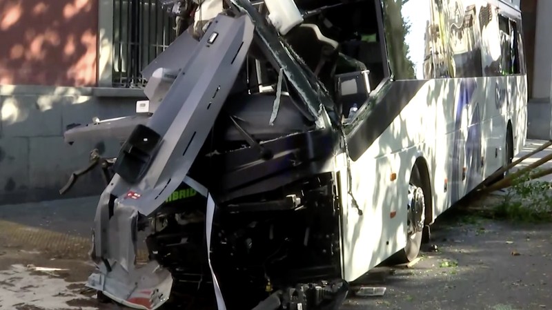 Sedikitnya 44 orang terluka setelah sebuah bus umum menabrak gedung dewan provinsi di Kota Lleida, wilayah timur laut Spanyol, pada Rabu (1/7/2026).