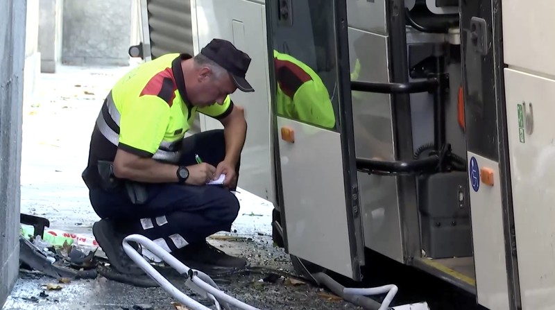 Sedikitnya 44 orang terluka setelah sebuah bus umum menabrak gedung dewan provinsi di Kota Lleida, wilayah timur laut Spanyol, pada Rabu (1/7/2026). (Tangkapan Layar Video Reuters/FORTA)