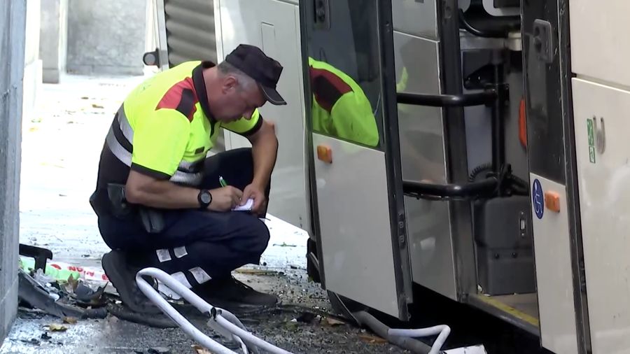 Sedikitnya 44 orang terluka setelah sebuah bus umum menabrak gedung dewan provinsi di Kota Lleida, wilayah timur laut Spanyol, pada Rabu (1/7/2026).
