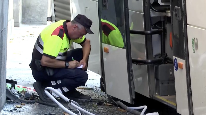 Sedikitnya 44 orang terluka setelah sebuah bus umum menabrak gedung dewan provinsi di Kota Lleida, wilayah timur laut Spanyol, pada Rabu (1/7/2026).