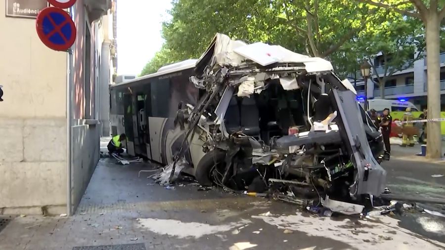 Sedikitnya 44 orang terluka setelah sebuah bus umum menabrak gedung dewan provinsi di Kota Lleida, wilayah timur laut Spanyol, pada Rabu (1/7/2026).