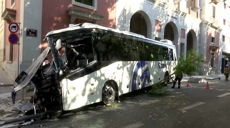 Sedikitnya 44 orang terluka setelah sebuah bus umum menabrak gedung dewan provinsi di Kota Lleida, wilayah timur laut Spanyol, pada Rabu (1/7/2026). (Tangkapan Layar Video Reuters/FORTA)