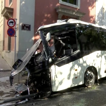 Sedikitnya 44 orang terluka setelah sebuah bus umum menabrak gedung dewan provinsi di Kota Lleida, wilayah timur laut Spanyol, pada Rabu (1/7/2026). (Tangkapan Layar Video Reuters/FORTA)