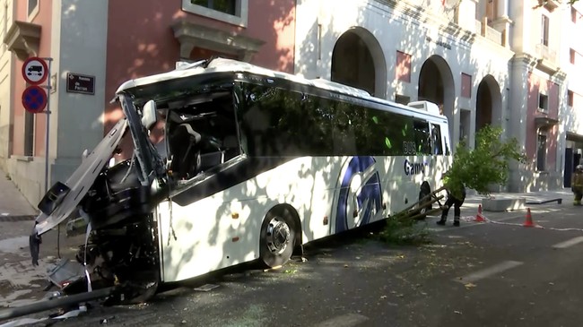 Ngeri! Potret Bus Hantam Kantor Pemprov, 44 Orang Jadi Korban