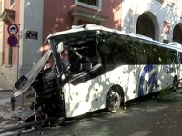 Sedikitnya 44 orang terluka setelah sebuah bus umum menabrak gedung dewan provinsi di Kota Lleida, wilayah timur laut Spanyol, pada Rabu (1/7/2026). (Tangkapan Layar Video Reuters/FORTA)