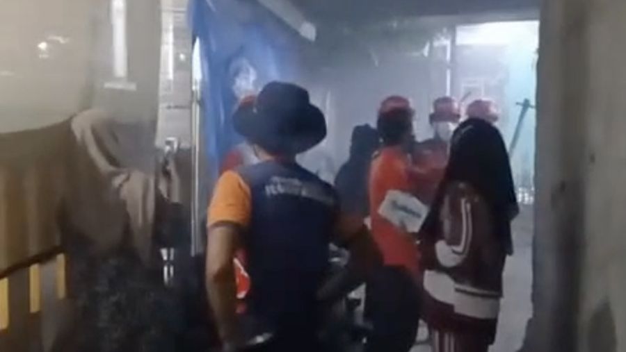 Sejumlah personel gabungan lakukan evakuasi warga yang terdampak asap kebakaran Tempat Pembuangan Akhir (TPA) Jatiwaringin, Kabupaten Tangerang, Provinsi Banten, Selasa (30/6). (Dok. Tim Gabungan Pemerintah Kabupaten Tangerang)