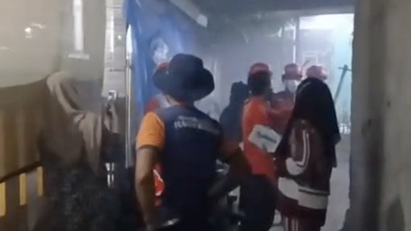 Sejumlah personel gabungan lakukan evakuasi warga yang terdampak asap kebakaran Tempat Pembuangan Akhir (TPA) Jatiwaringin, Kabupaten Tangerang, Provinsi Banten, Selasa (30/6). (Dok. Tim Gabungan Pemerintah Kabupaten Tangerang)