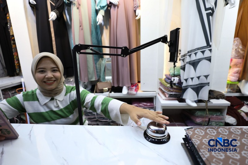Seorang karyawan melakukan siaran langsung atau live streaming di e-commerce di salah satu toko di kawasan Jakarta, Rabu (1/7/2026). (CNBC Indonesia/Tri Susilo)