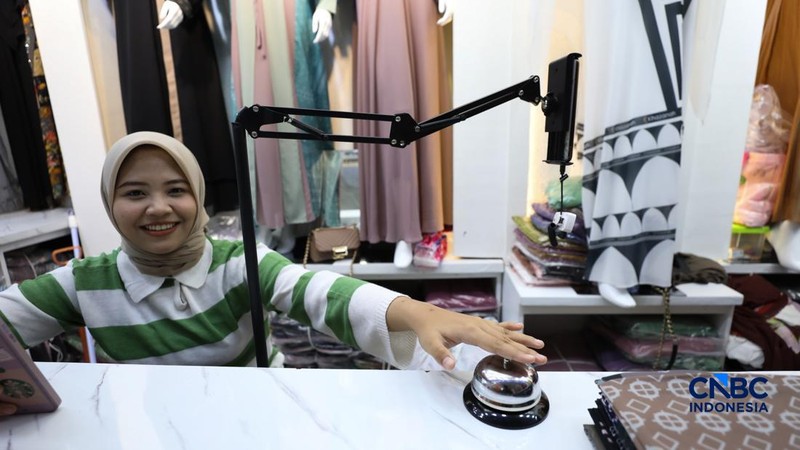 Seorang karyawan melakukan siaran langsung atau live streaming di e-commerce di salah satu toko di kawasan Jakarta, Rabu (1/7/2026).