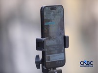 Seorang karyawan toko di Jakarta melakukan live streaming melalui platform e-commerce, Rabu (1/7/2026). (CNBC Indonesia/Tri Susilo)