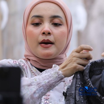 Seorang karyawan melakukan siaran langsung atau live streaming di e-commerce di salah satu toko di kawasan Jakarta, Rabu (1/7/2026). (CNBC Indonesia/Tri Susilo)