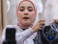 Seorang karyawan melakukan siaran langsung atau live streaming di e-commerce di salah satu toko di kawasan Jakarta, Rabu (1/7/2026). (CNBC Indonesia/Tri Susilo)