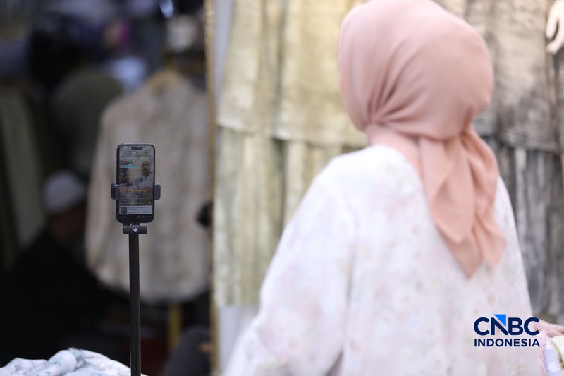 Seorang karyawan melakukan siaran langsung atau live streaming di e-commerce di salah satu toko di kawasan Jakarta, Rabu (1/7/2026). (CNBC Indonesia/Tri Susilo)