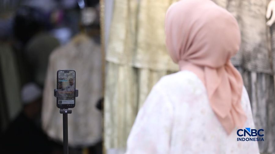 Seorang karyawan melakukan siaran langsung atau live streaming di e-commerce di salah satu toko di kawasan Jakarta, Rabu (1/7/2026).