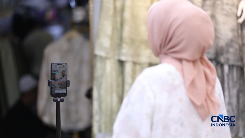 Seorang karyawan melakukan siaran langsung atau live streaming di e-commerce di salah satu toko di kawasan Jakarta, Rabu (1/7/2026).