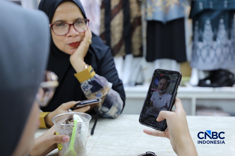 Seorang karyawan melakukan siaran langsung atau live streaming di e-commerce di salah satu toko di kawasan Jakarta, Rabu (1/7/2026). (CNBC Indonesia/Tri Susilo)