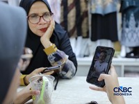Seorang karyawan melakukan siaran langsung atau live streaming di e-commerce di salah satu toko di kawasan Jakarta, Rabu (1/7/2026). (CNBC Indonesia/Tri Susilo)