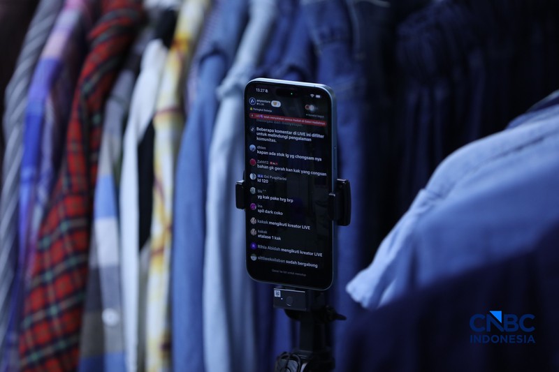 Seorang karyawan melakukan siaran langsung atau live streaming di e-commerce di salah satu toko di kawasan Jakarta, Rabu (1/7/2026). (CNBC Indonesia/Tri Susilo)