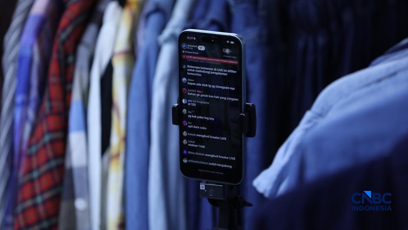 Seorang karyawan melakukan siaran langsung atau live streaming di e-commerce di salah satu toko di kawasan Jakarta, Rabu (1/7/2026).