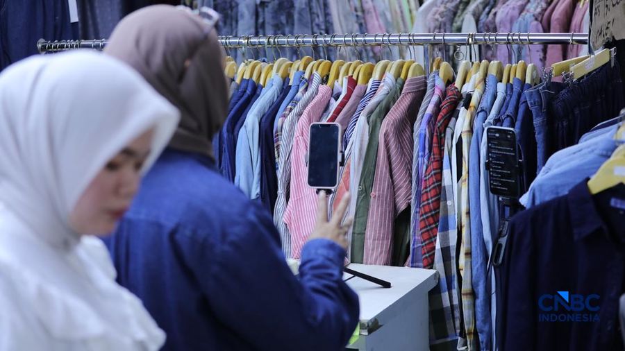 Seorang karyawan melakukan siaran langsung atau live streaming di e-commerce di salah satu toko di kawasan Jakarta, Rabu (1/7/2026).