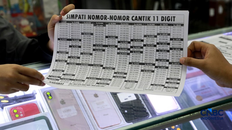 Seorang pengunjung melakukan sistem registrasi pelanggan layanan telekomunikasi berbasis data biometrik dengan dukungan teknologi pengenalan wajah di counter Smartfren, Mall Ambasador, Jakarta, Rabu, (1/7/2026). (CNBC Indonesia/Muhammad Sabki)