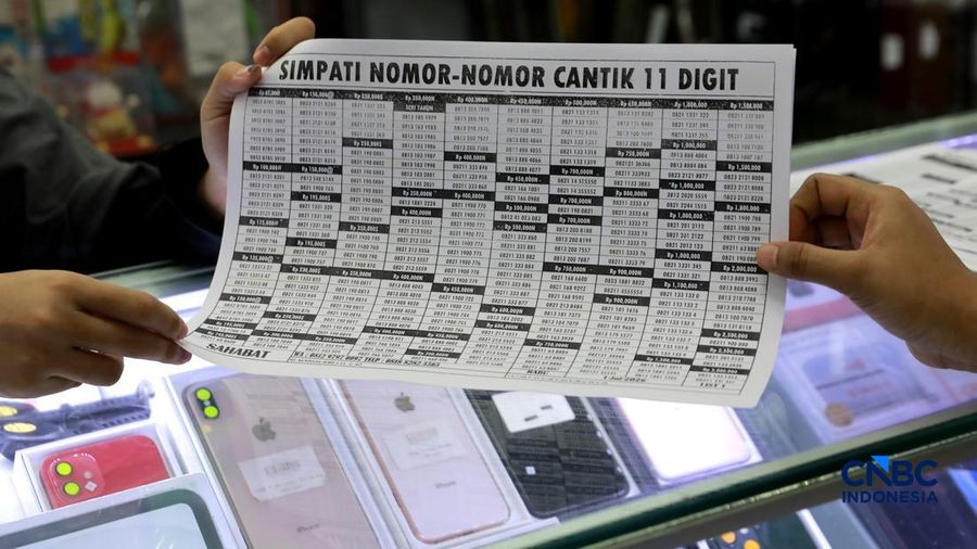 Seorang pengunjung melakukan sistem registrasi pelanggan layanan telekomunikasi berbasis data biometrik dengan dukungan teknologi pengenalan wajah di counter Smartfren, Mall Ambasador, Jakarta, Rabu, (1/7/2026).