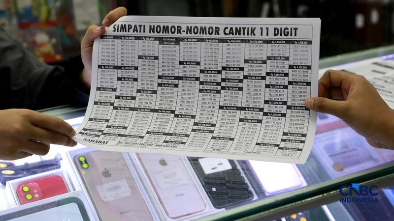Seorang pengunjung melakukan sistem registrasi pelanggan layanan telekomunikasi berbasis data biometrik dengan dukungan teknologi pengenalan wajah di counter Smartfren, Mall Ambasador, Jakarta, Rabu, (1/7/2026).