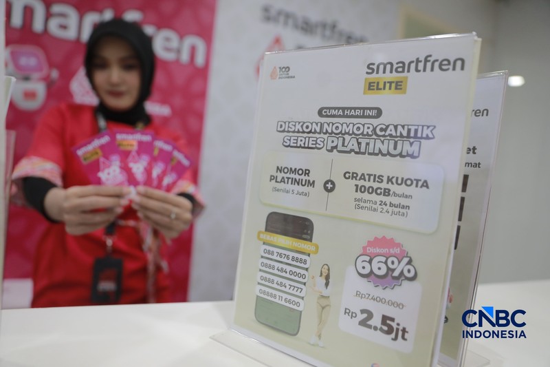 Seorang pengunjung melakukan sistem registrasi pelanggan layanan telekomunikasi berbasis data biometrik dengan dukungan teknologi pengenalan wajah di counter Smartfren, Mall Ambasador, Jakarta, Rabu, (1/7/2026). (CNBC Indonesia/Muhammad Sabki)
