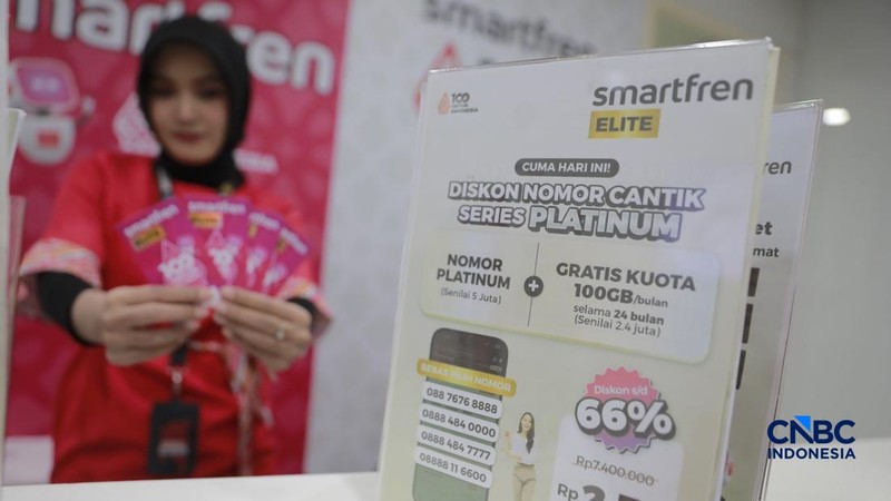 Seorang pengunjung melakukan sistem registrasi pelanggan layanan telekomunikasi berbasis data biometrik dengan dukungan teknologi pengenalan wajah di counter Smartfren, Mall Ambasador, Jakarta, Rabu, (1/7/2026).
