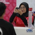 Seorang pengunjung melakukan sistem registrasi pelanggan layanan telekomunikasi berbasis data biometrik dengan dukungan teknologi pengenalan wajah di counter Smartfren, Mall Ambasador, Jakarta, Rabu, (1/7/2026). (CNBC Indonesia/Muhammad Sabki)