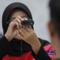 Seorang pengunjung melakukan sistem registrasi pelanggan layanan telekomunikasi berbasis data biometrik dengan dukungan teknologi pengenalan wajah di counter Smartfren, Mall Ambasador, Jakarta, Rabu, (1/7/2026). (CNBC Indonesia/Muhammad Sabki)