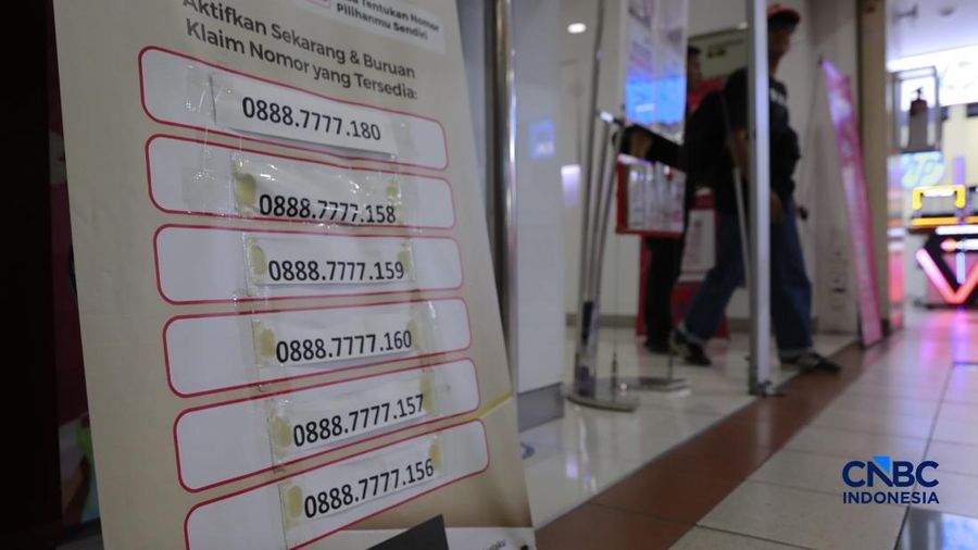Seorang pengunjung melakukan sistem registrasi pelanggan layanan telekomunikasi berbasis data biometrik dengan dukungan teknologi pengenalan wajah di counter Smartfren, Mall Ambasador, Jakarta, Rabu, (1/7/2026).