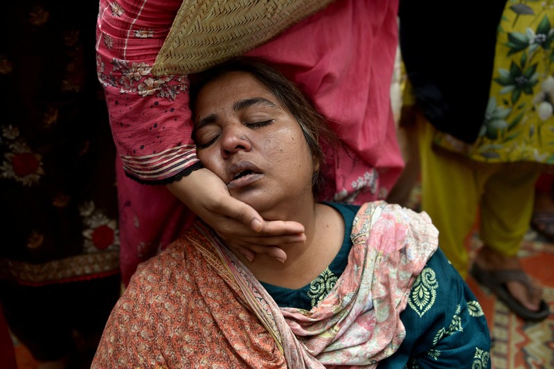 Kerabat dari anak-anak yang dilaporkan meninggal setelah atap pusat bimbingan belajar runtuh, berduka di Lahore, Pakistan, 30 Juni 2026. (REUTERS/Murtaza Ali)
