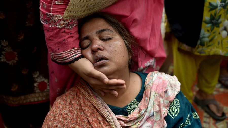 Seorang wanita dihibur oleh seorang kerabat selama pemakaman anak-anak yang meninggal setelah atap pusat bimbingan belajar runtuh pada hari Selasa, di Lahore, Pakistan, 1 Juli 2026.