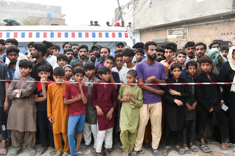 Kerabat dari anak-anak yang dilaporkan meninggal setelah atap pusat bimbingan belajar runtuh, berduka di Lahore, Pakistan, 30 Juni 2026. (REUTERS/Murtaza Ali)