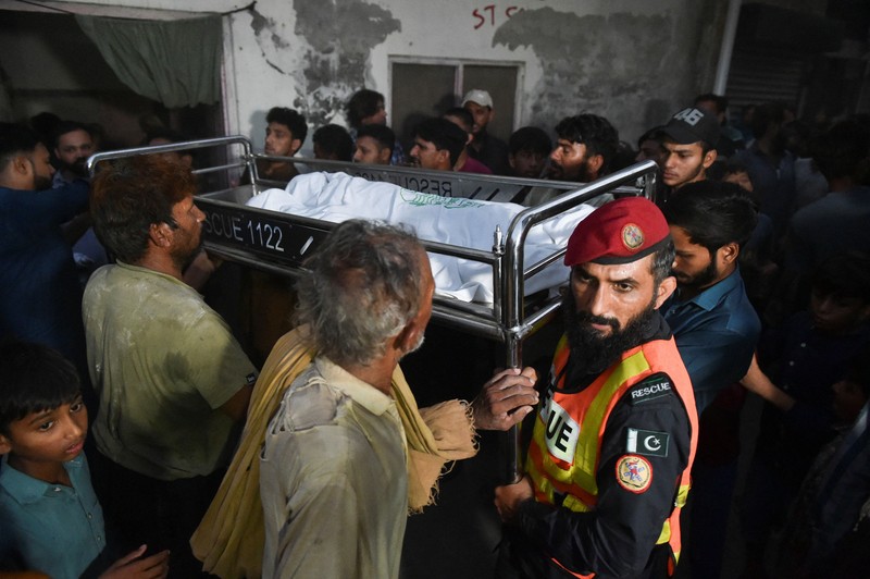 Kerabat dari anak-anak yang dilaporkan meninggal setelah atap pusat bimbingan belajar runtuh, berduka di Lahore, Pakistan, 30 Juni 2026. (REUTERS/Murtaza Ali)