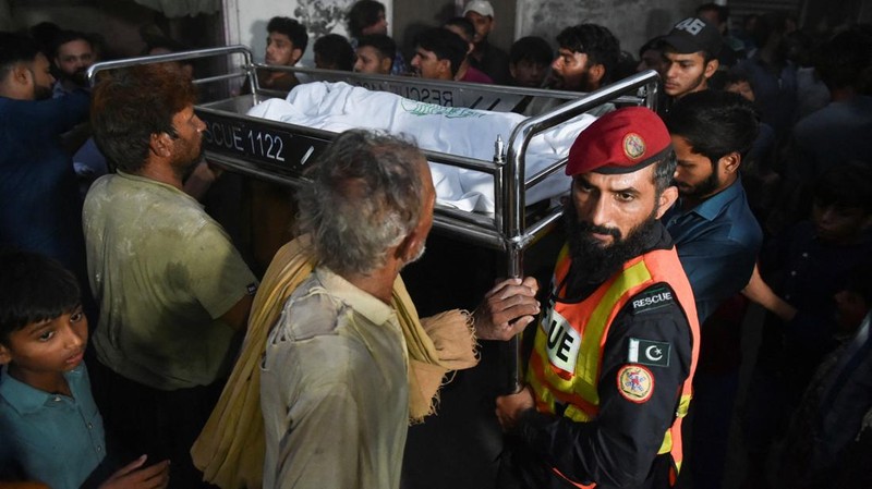 Warga dan petugas penyelamat membawa jenazah seorang anak ke rumah, yang meninggal setelah atap pusat bimbingan belajar runtuh, di Lahore, Pakistan, 30 Juni 2026.