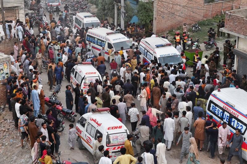 Kerabat dari anak-anak yang dilaporkan meninggal setelah atap pusat bimbingan belajar runtuh, berduka di Lahore, Pakistan, 30 Juni 2026. (REUTERS/Murtaza Ali)