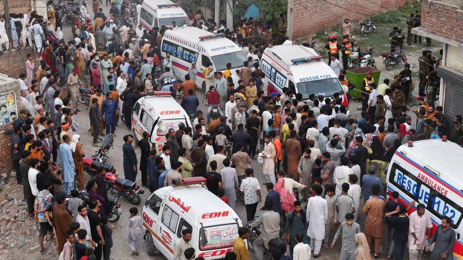 Warga setempat dan ambulans penyelamat terparkir di lokasi tempat anak-anak dilaporkan meninggal setelah atap pusat bimbingan belajar runtuh, di Lahore, Pakistan, 30 Juni 2026.