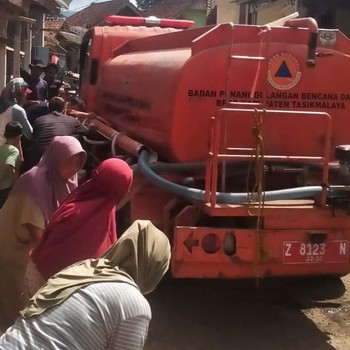 Akibat kekeringan BPBD Kabupaten Tasikmalaya mendistribusikan air bersih secara langsung kepada masyarakat di Desa Pedangkamulyan, Kabupaten Tasikmalaya, Provinsi Jawa Barat, Rabu (1/7/2026). (Dok. BPBD Kabupaten Tasikmalaya)