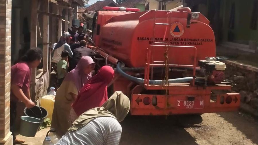 Akibat kekeringan BPBD Kabupaten Tasikmalaya mendistribusikan air bersih secara langsung kepada masyarakat di Desa Pedangkamulyan, Kabupaten Tasikmalaya, Provinsi Jawa Barat, Rabu (1/7/2026). (Dok. BPBD Kabupaten Tasikmalaya)