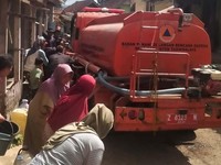 Akibat kekeringan BPBD Kabupaten Tasikmalaya mendistribusikan air bersih secara langsung kepada masyarakat di Desa Pedangkamulyan, Kabupaten Tasikmalaya, Provinsi Jawa Barat, Rabu (1/7/2026). (Dok. BPBD Kabupaten Tasikmalaya)