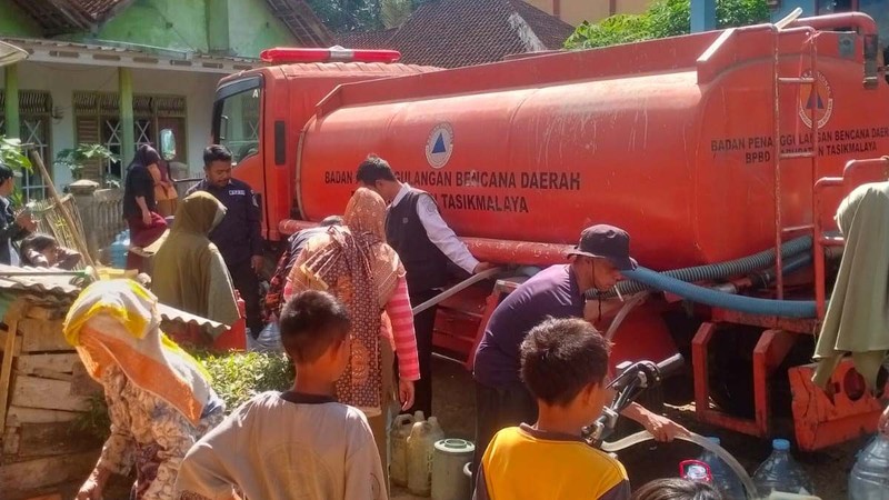Akibat kekeringan BPBD Kabupaten Tasikmalaya mendistribusikan air bersih secara langsung kepada masyarakat di Desa Pedangkamulyan, Kabupaten Tasikmalaya, Provinsi Jawa Barat, Rabu (1/7/2026). (Dok. BPBD Kabupaten Tasikmalaya)