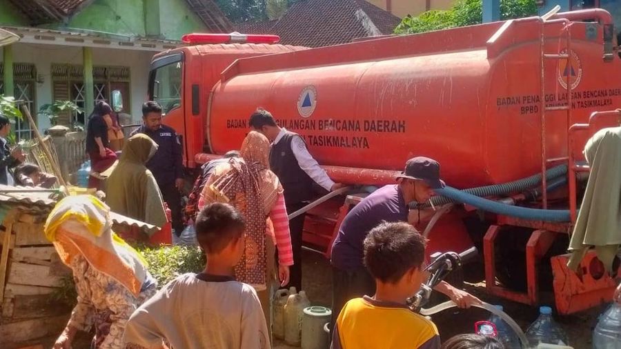 Akibat kekeringan BPBD Kabupaten Tasikmalaya mendistribusikan air bersih secara langsung kepada masyarakat di Desa Pedangkamulyan, Kabupaten Tasikmalaya, Provinsi Jawa Barat, Rabu (1/7/2026).