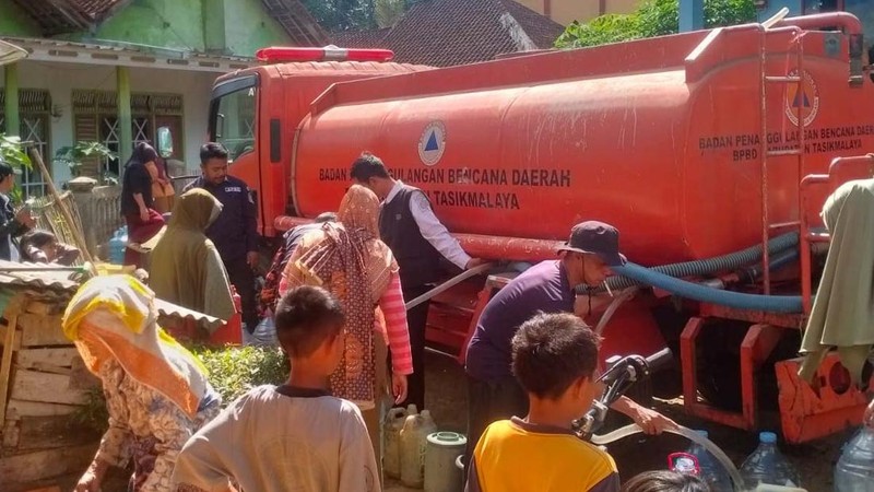 Akibat kekeringan BPBD Kabupaten Tasikmalaya mendistribusikan air bersih secara langsung kepada masyarakat di Desa Pedangkamulyan, Kabupaten Tasikmalaya, Provinsi Jawa Barat, Rabu (1/7/2026).