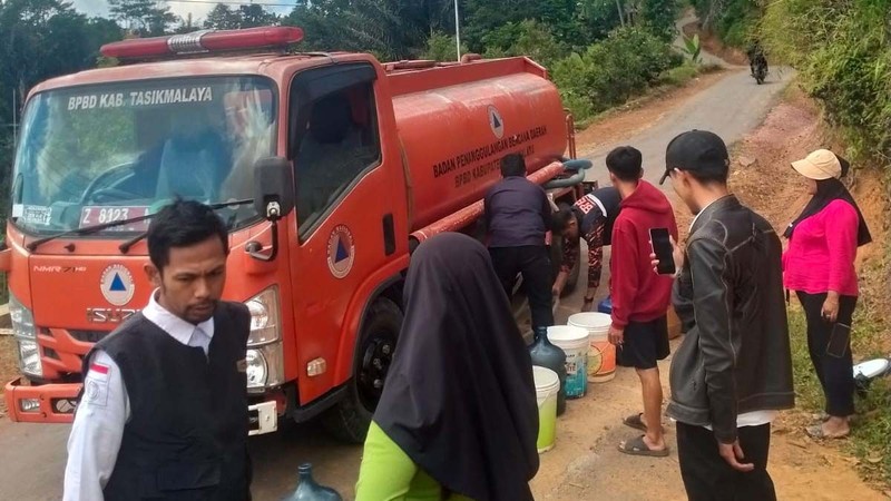 Akibat kekeringan BPBD Kabupaten Tasikmalaya mendistribusikan air bersih secara langsung kepada masyarakat di Desa Pedangkamulyan, Kabupaten Tasikmalaya, Provinsi Jawa Barat, Rabu (1/7/2026). (Dok. BPBD Kabupaten Tasikmalaya)