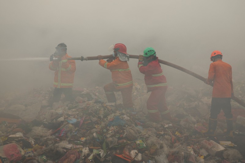 Upaya penanganan kebakaran di Tempat Pemrosesan Akhir (TPA) Jatiwaringin, Kecamatan Mauk, Kabupaten Tangerang, Provinsi Banten, terus dilakukan secara intensif melalui operasi darat dan udara. Hingga Rabu (1/7) pukul 17.05 WIB. (Dok. BNPB)
