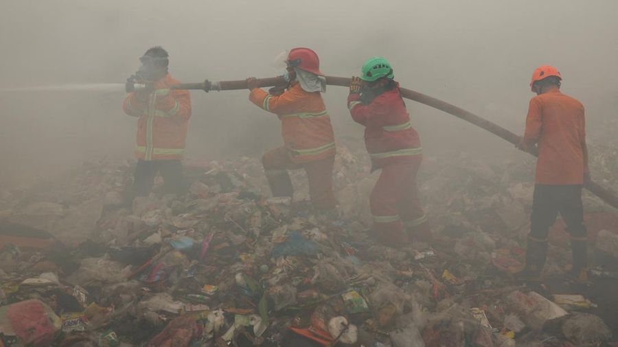 Asap mengepul dari pembakaran sampah di TPA Jatiwaringin di Tangerang, provinsi Banten, Indonesia, 1 Juli 2026. (REUTERS/Ajeng Dinar Ulfiana)