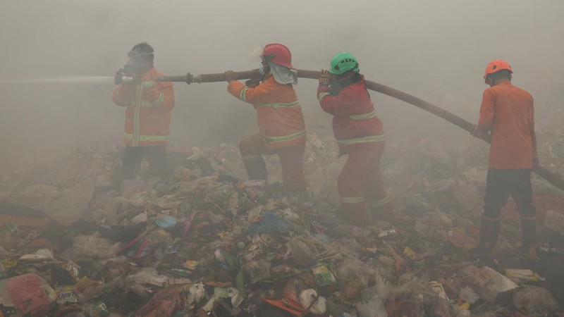 Asap mengepul dari pembakaran sampah di TPA Jatiwaringin di Tangerang, provinsi Banten, Indonesia, 1 Juli 2026. (REUTERS/Ajeng Dinar Ulfiana)